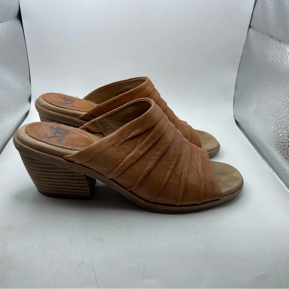 Sofft Women's Tan Leather wedges size 8